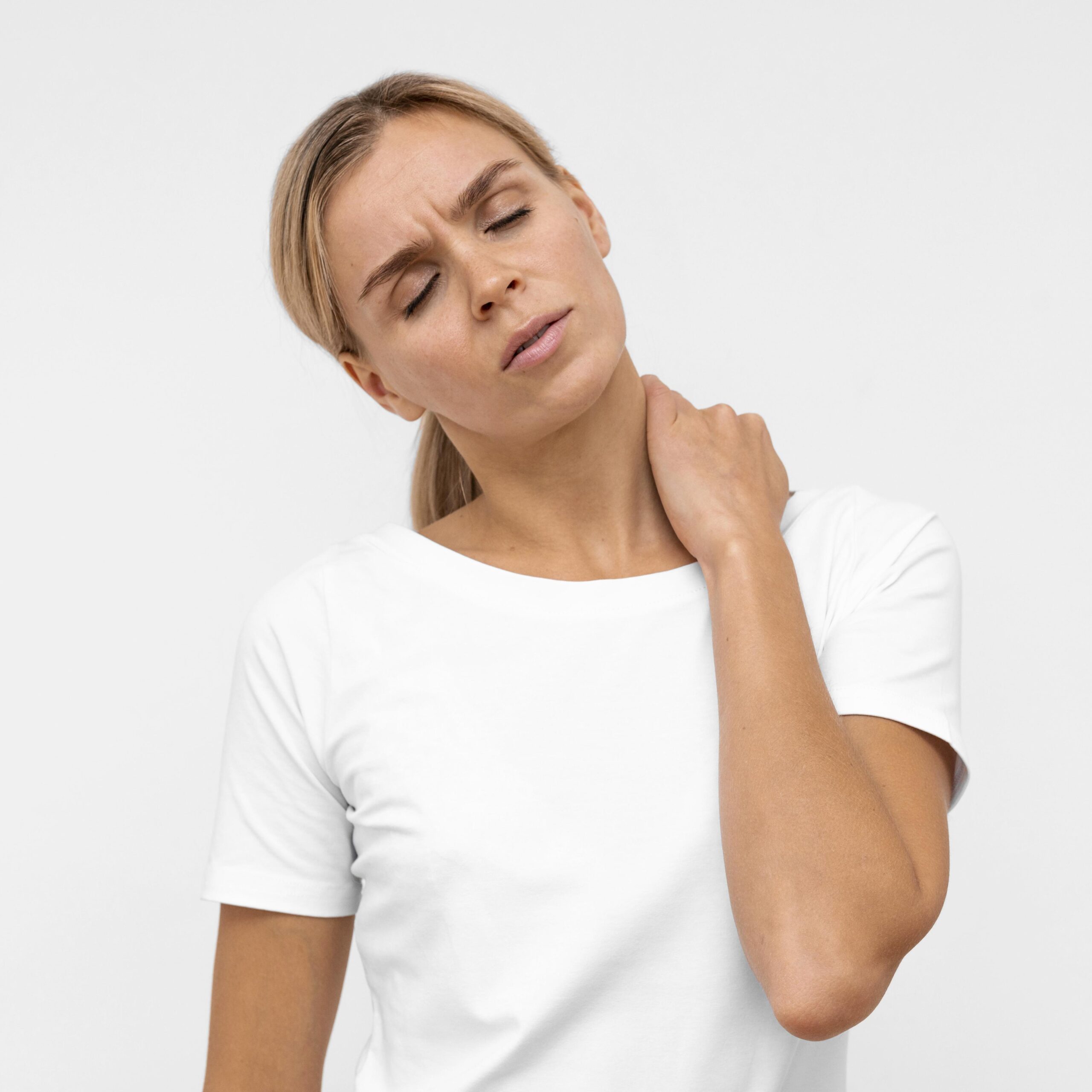 Koerpertherapie-vorderansicht-der-frau-mit-nackenschmerzen-scaled.jpg