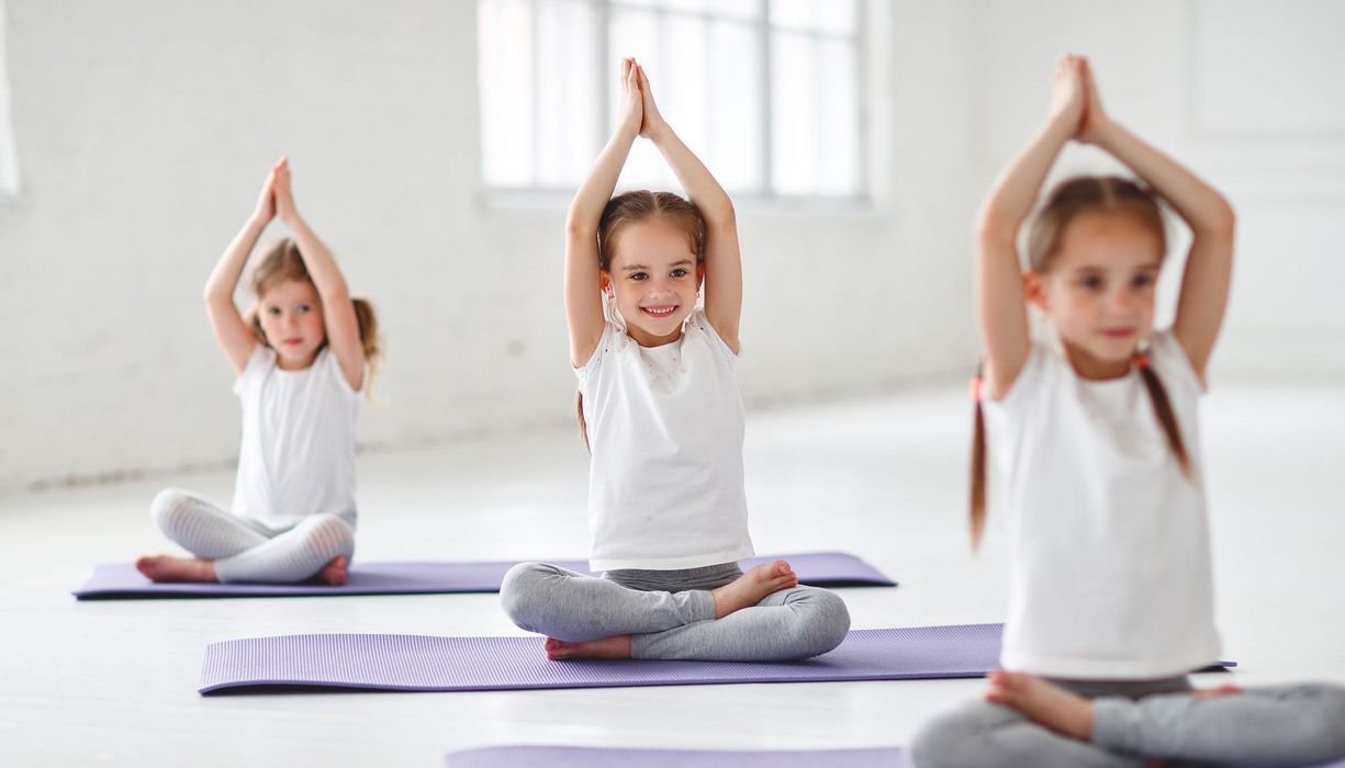 Kinderyoga_Kinder sitzen im Schneidersitz